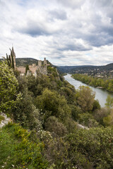 Vue par temps nuageux sur le village médiéval d'Aiguèze, au bord de l'Ardèche (Occitanie, France)