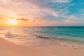 Foto op Plexiglas Zalmroze Close-up zee zandstrand. Panoramisch strandlandschap. Inspireer de horizon van het tropische strandzeegezicht. Oranje en gouden zonsondergang hemel kalmte rustige ontspannen zonlicht zomerstemming. Vakantie reizen vakantie banner