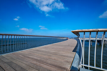 Obraz premium Innovative Bäderarchitektur: die neue Seebrücke in Koserow auf Usedom - Inschrift: Ostseebad Koserow