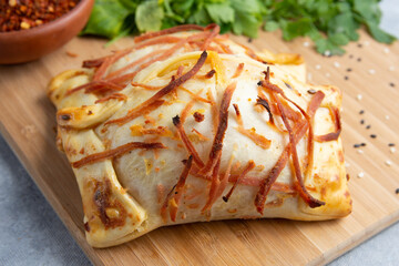 empandas cubiertas de queso grillado