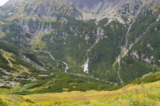 Tatry Polskie, Dolina Roztoki widziana z g&oacute;ry ze szlaku na Świstową Czubę latem