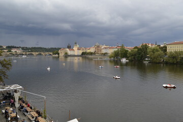 Wełtawa w Pradze w pochmurny dzień, Czechy