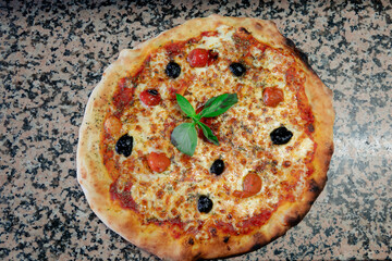 Pizza feu de bois fromage basilic tomates