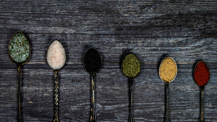 Löffel mit Gewürzen