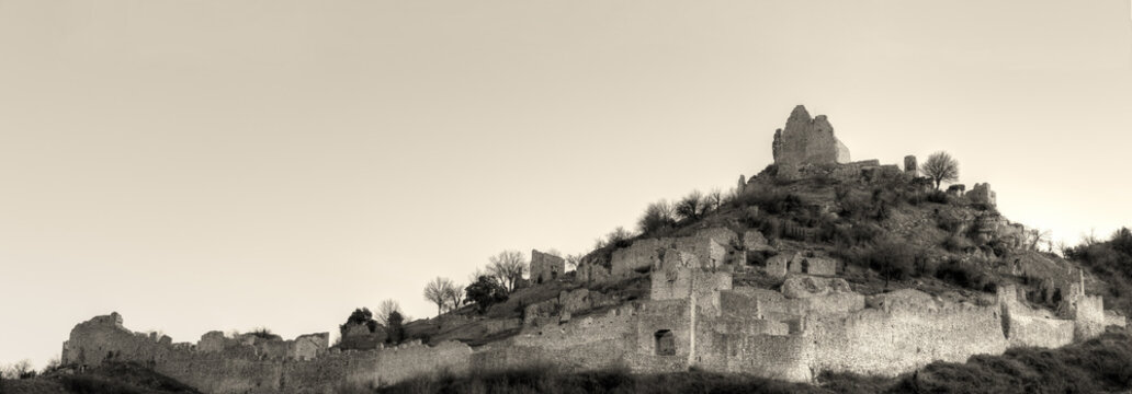 Vue sur le château de Crussol en Ardèche France noir et blanc
