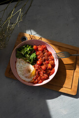 Pyszne śniadanie szakszuka z jajkiem