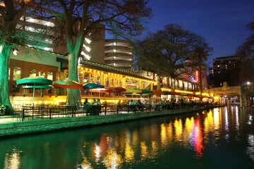 Fototapeta na wymiar Riverwalk in San Antonio, Texas, crowded with tourists