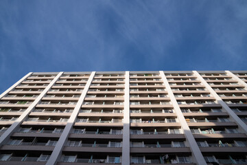 青空の下の日本の集合住宅/アパートメント/マンション/大型分譲住宅./ファミリー向け分譲マンション