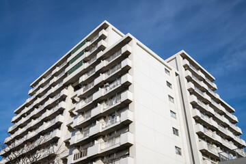 青空の下の日本の集合住宅/アパートメント/マンション/大型分譲住宅./ファミリー向け分譲マンション