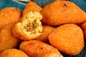 Quibe de arroz e mandioca detalhe 