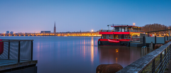 Péniche sur le Fleuve et vieille ville en arrière plan 