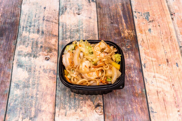 Chinese-style noodles with prawns are prepared at the moment and bring to your table a different pasta, with Asian touches and very tasty.