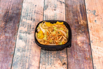Fried noodles with vegetables and chicken is an oriental recipe that is very easy to make. In addition, it is a healthy and light recipe
