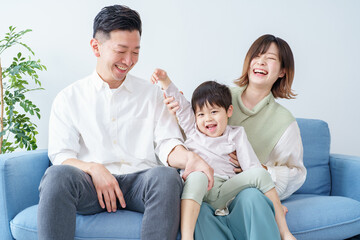 ソファでくつろぐ家族 