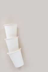 Vasos biodegradables cuidando el medio ambiente con desechables sustentables