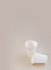 Vasos biodegradables cuidando el medio ambiente con desechables sustentables