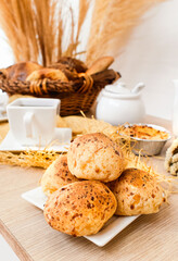 Cafetería coffe and bread, canasta con empanadas, cuñapes, marraquetas, panes y sonso.