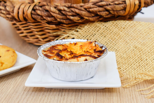 Cafeter&iacute;a coffe and bread, canasta con empanadas, cu&ntilde;apes, marraquetas, panes y sonso.