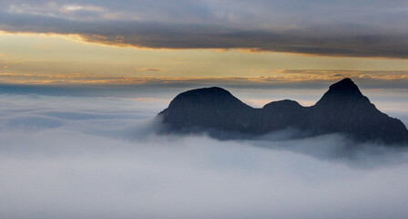 Pico Paraná ao nascer do sol entre nuvens como se fosse uma ilha