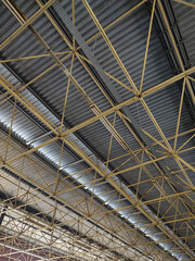 Constru&ccedil;&atilde;o de metal em uma estrutura met&aacute;lica vista de baixo para cima ideal para quadros, planos de fundo e decora&ccedil;&atilde;o