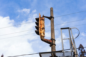 鉄道の廃線跡の錆びた信号機の景色