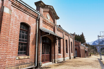 Fototapeta na wymiar 旧丸山変電所の赤煉瓦の壁の模様