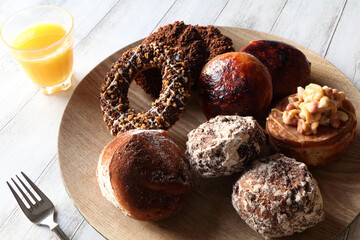 美味しそうなドーナッツとオレンジジュース