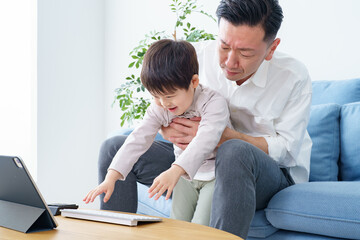 テレワークする父親を邪魔する子ども 