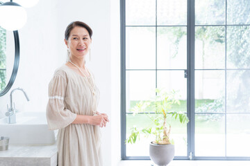 笑顔のシニア女性