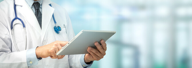 病院でタブレットPCを操作している医師