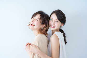 笑顔で並ぶ若い女性2人