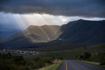 Rayo de luz en medio de la tormenta en un pueblo de Sudafrica