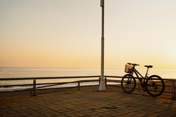 Obraz premium Beautiful black bicycle played on seaside coast with sea