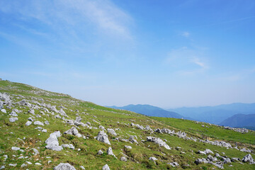 Fototapeta na wymiar 石灰岩が美しい四国カルストの風景 