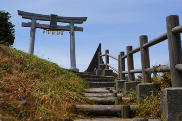 遊歩道の先に見える神社の鳥居（港神社） 