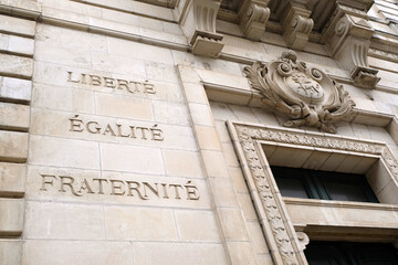 Détail architectural de la mairie de Vannes avec la devise de la République française Liberté,...