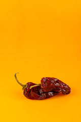 Pimientos choriceros sobre fondo naranja, simulando sexo y verano, conceptual.