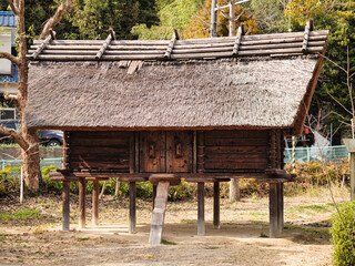 縄文時代の高床式住居  © fumoto-lab