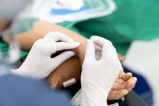 anesthesiologist doctor prepare invasive monitor for patient before surgery