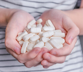 Nahaufnahme von weißen Pillen, die auf den Händen liegen