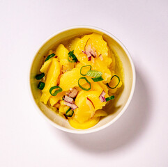 Kartoffel Salat in einer Keramik schüssel auf einen weißen Hintergrunnd