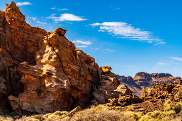 Paisaje con formaciones geológicas y nubes en el Parque Nacional del Teide, isla de Tenerife