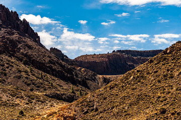 Paisaje con formaciones geológicas y nubes en el Parque Nacional del Teide, isla de Tenerife