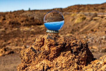 Paisaje con nubes reflejado en una bola de cristal en el Parque Nacional del Teide, isla de...