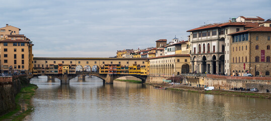 Fototapeta premium Bridge over the river in the old town of Florence