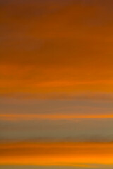 Obraz premium The sky is a horizontal line of yellow-orange and colorful colors in the beautiful evening in the midst of nature which is peaceful, warm and romantic in the countryside and is extremely beautiful.