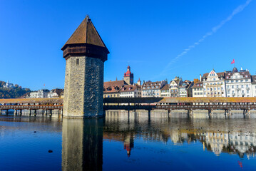  Kapellbrücke mit Wasserturm in Luzern, Schweiz 