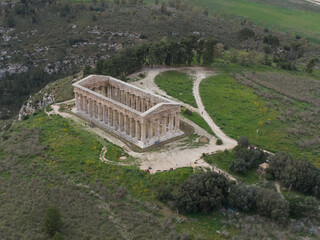 fotografia col drone del tempio di segesta in sicilia