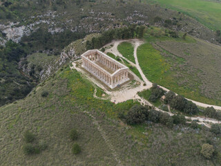 fotografia col drone del tempio di segesta in sicilia