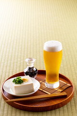 自宅でビールを楽しむ